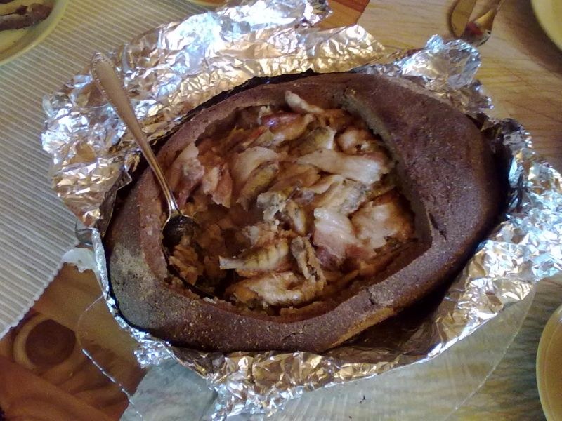 Avattu kalakukko, jossa näkyy täyte