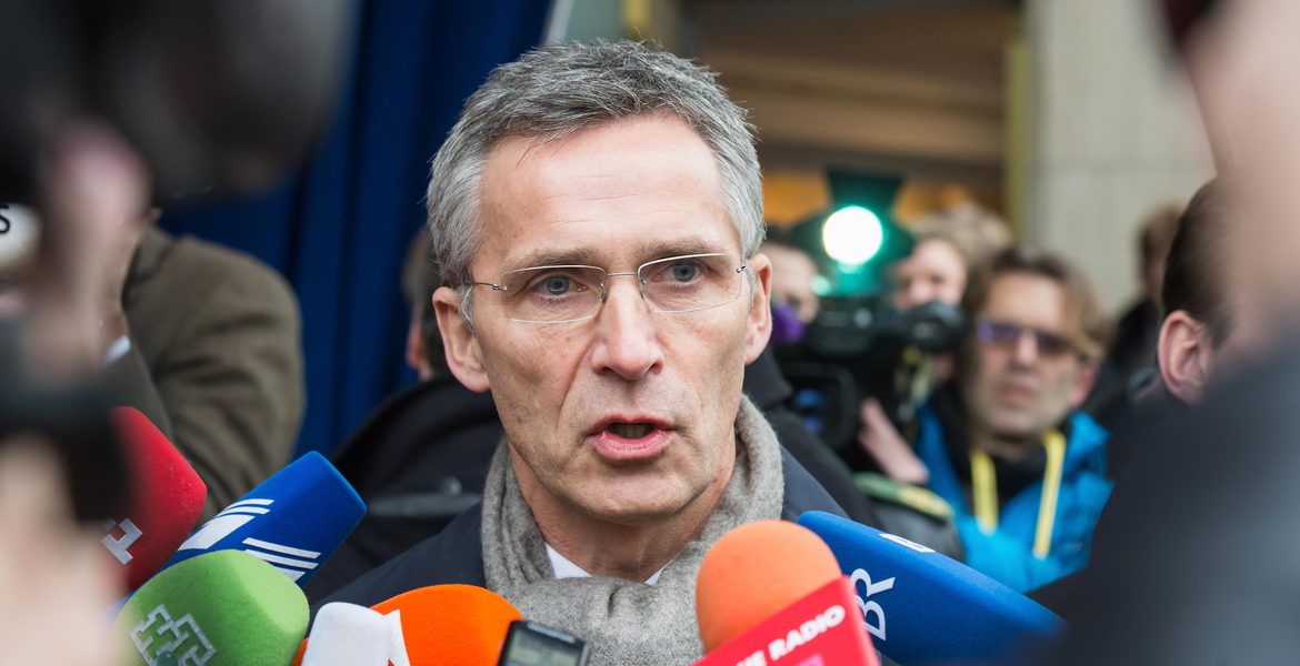 Jens Stoltenberg mikrofonien ja toimittajien ympäröimänä Münchenin turvallisuuskonferenssissa vuonna 2015.
