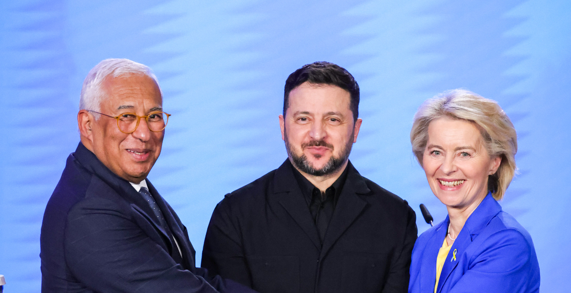 António Costa, Volodymyr Zelenskyi ja Ursula von der Leyen seisomassa yhdessä Kiovassa.