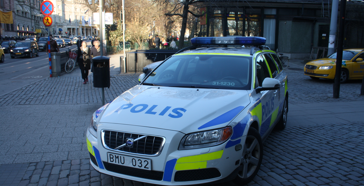 Arkistokuva ruotsalaisesta poliisiautosta pysäköitynä kivetylle kadulle. Kuva ei esitä kyseistä operaatiota.
