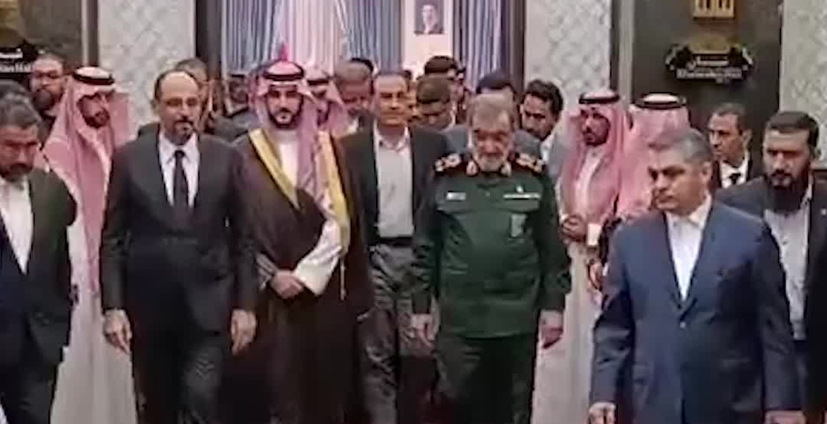 Osallistujia kokoontuneena sisätiloissa Teheranin tapaamisen yhteydessä, useita puvuissa, toisia saudiarabialaisessa asussa ja yksi vihreässä sotilaspuvussa