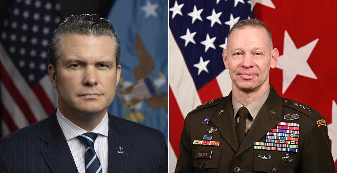 Jaettu kuvakooste, jossa vasemmalla on Pete Hegseth puvussa ja oikealla kenraaliluutnantti Brett Sylvia univormussa lippujen edessä.