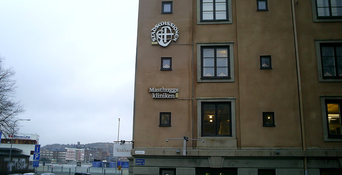 Kaupunkilähetyksen kylttejä Masthuggsklinikenin julkisivussa Göteborgissa.