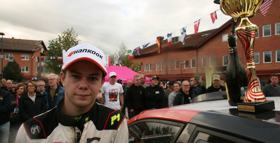 Adam Grahn vastaanottaa International 4WD -luokan toisen sijan pokaalin ja samppanjan.