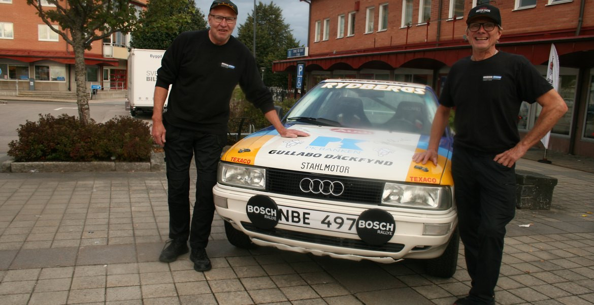 Tomas ”Gullabo” Jansson esittelee ralliautoaan kartanlukija Ingemar Algerstedtin kanssa.