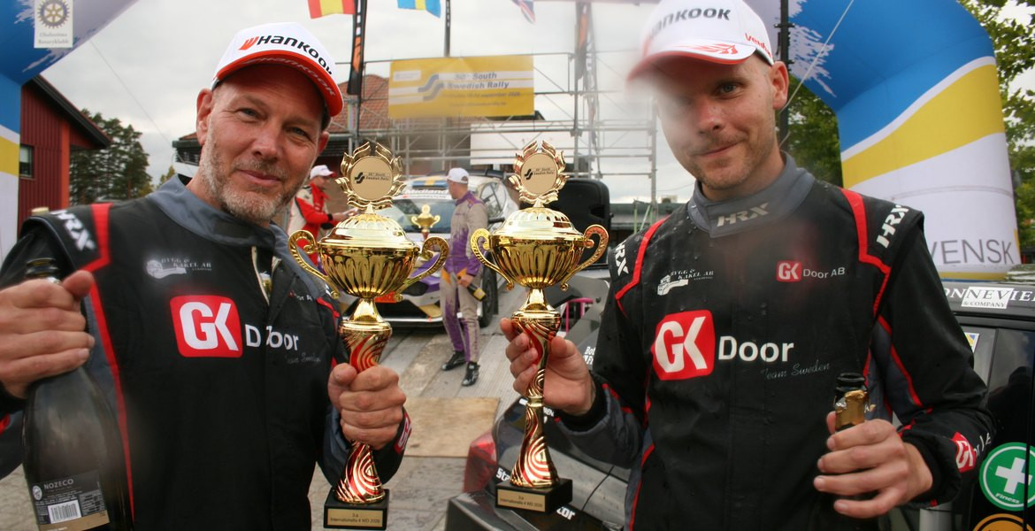 Kenny Stavbom ja kartanlukija Lucas Karlsson juhlivat International 4WD -luokan kolmatta sijaa.