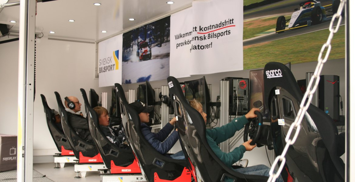 Svensk Bilsport tarjoaa yleisölle mahdollisuuden kokeilla rallisimulaattoreita.