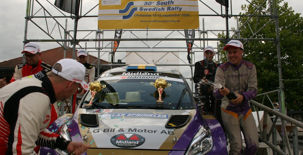 Voiton riemua kanssakilpailijoiden kanssa International 4WD -luokassa.