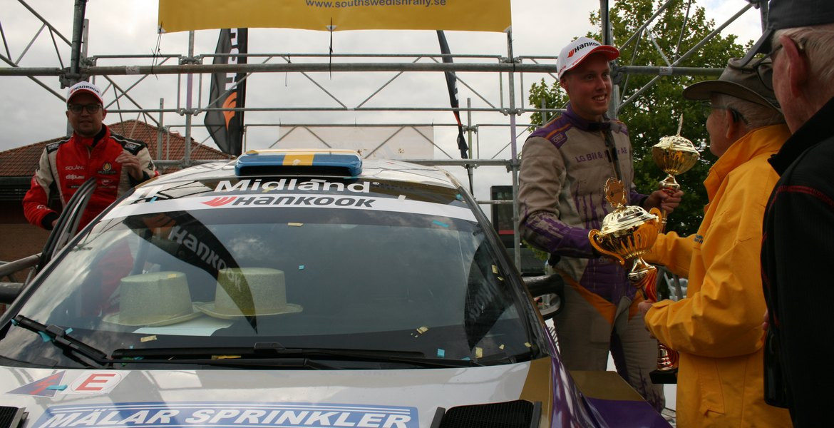 Kalle Gustafsson vastaanottaa iloisena International 4WD -luokan ensimmäisen palkinnon.